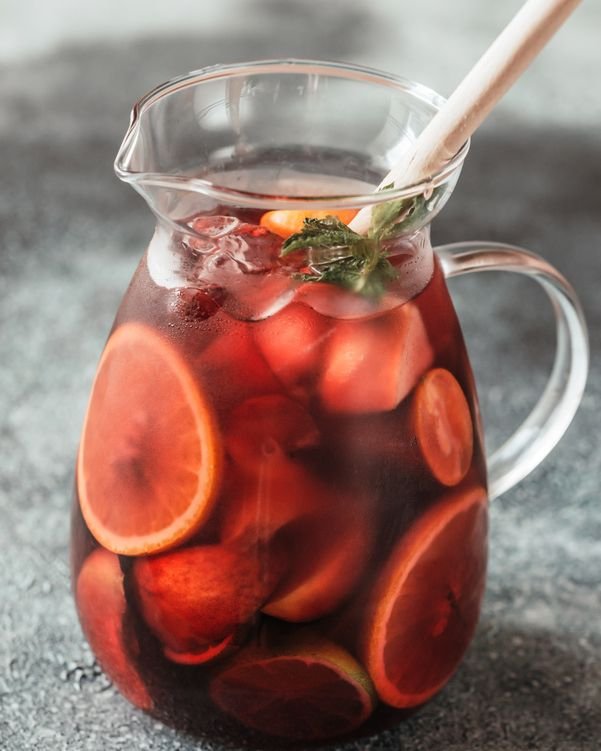 Jarra de sangría con naranja, fresas y menta.